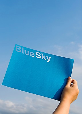 포토 JPG 주간 구름 손 종이 배경화면 하늘색 하늘 프레임 한명 야외 신체부위 파란색 국내포토 자연요소 1 컬러 사람 파일형식