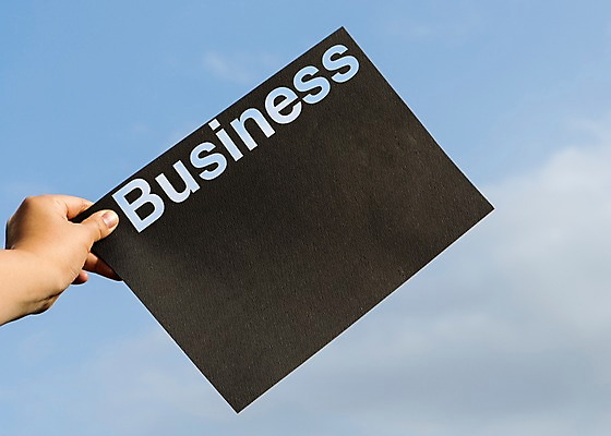 포토 JPG 주간 구름 손 종이 배경화면 비즈니스 하늘 프레임 한명 야외 아웃포커스 신체부위 검은색 국내포토 자연요소 1 컬러 촬영기법 사람 파일형식