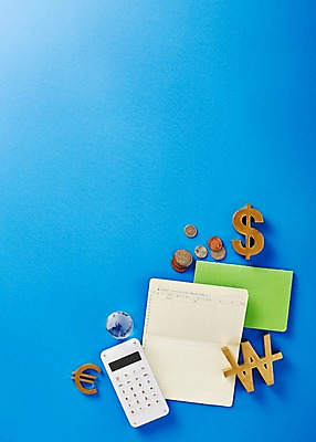 포토 JPG 종이 백그라운드 프레임 사람없음 경제 파란색 지구본 달러 동전 계산기 유로 화폐기호 엔 통장 국내포토 기호 컬러 돈 문구용품 금융 장비 화폐 파일형식