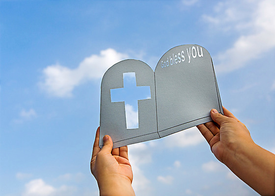 포토 JPG 주간 구름 손 기독교 종교 종이 배경화면 십자가 하늘 프레임 한명 야외 아웃포커스 신체부위 국내포토 자연요소 1 촬영기법 사람 파일형식