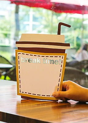 포토 JPG 손 종이 커피 휴식 프레임 실내 한명 아웃포커스 신체부위 카페 커피잔 종이컵 쉬는시간 국내포토 1 음료 컨셉 잔 촬영기법 사람 내부 컵 상점 일회용 파일형식