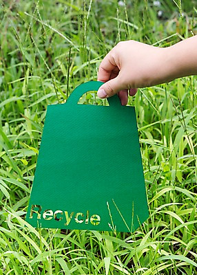 포토 JPG 주간 손 종이 프레임 한명 잔디 야외 신체부위 초록색 쇼핑백 바구니 환경 재활용 국내포토 자연요소 식물 1 컬러 가방 사람 친환경 파일형식