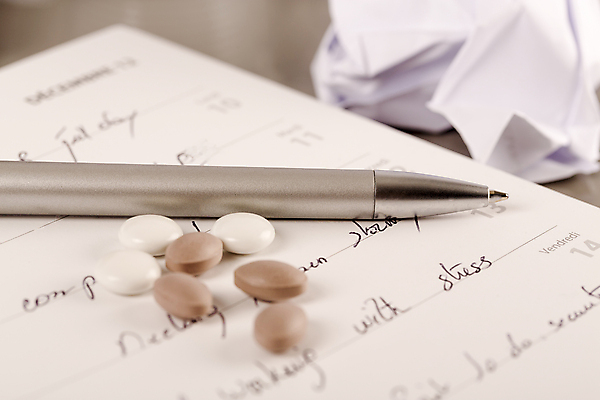 포토 JPG 해외이미지 라이프스타일 디자인 교육 종이 백그라운드 컨셉 비즈니스 통신 탁자 스트레스 직장 건강 피곤 사람없음 치료 컵 노트북 사무실 알약 연필 우주 공백 흰색 키보드 업무 작업 작업실 정상 스마트 책상 오브젝트 문서 바쁨 구김 그만 마약 우울증 해외202004 해외포토 식기 컬러 가구 회사 의학 모션 학용품 생활 전자제품 필기구 약 질병 파일형식 이미지허브