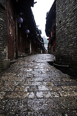 포토 JPG 해외이미지 식물 전통 아시아 도로 길 창문 벽돌 거리 주택 사람없음 건물 빨간색 상자 중국 어둠 황혼 젖음 골동품 조약돌 바위 등불 램프 깃발 도시 역사 시장 야간 저녁 언덕 속도 도토리 가스 세기 옛날 줄서기 해외202004 해외포토 자연요소 건축물 나라 컬러 교통시설 모션 조명 일몰 견과류 돌_바위 파일형식 이미지허브