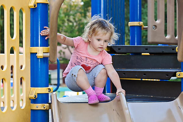 포토 JPG 해외이미지 백인 공원 여자 딸 어린이 가족 놀이 한명 야외 금발 기쁨 아기 도시 미끄럼틀 놀이터 쉬는시간 걸음마 해외202004 해외포토 서양인 1 헤어스타일 공공시설 감정 관계 모션 휴식 사람 놀이기구 파일형식 이미지허브