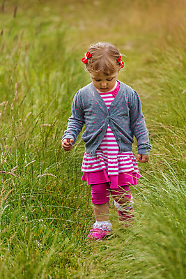 포토 JPG 해외이미지 백인 계절 공원 여자 행복 어린이 백그라운드 밭 자연 한명 미소 풍경 야외 여름 노란색 걷기 정원 봄 산책 기쁨 자유 가을 시골 작음 주말 걸음마 혼자 해외202004 해외포토 서양인 1 공공시설 감정 컬러 컨셉 농업 모션 휴식 표정 사람 크기 생태계 파일형식 이미지허브