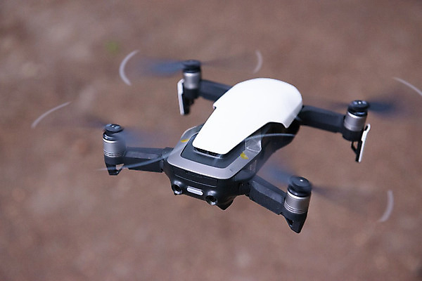 포토 JPG 해외이미지 구름 직업 백그라운드 컨셉 모션 하늘 비행기 안테나 사람없음 카메라 디지털 사진촬영 촬영 일몰 장비 흰색 관찰 헬리콥터 위험 무선전화기 로봇 항공 프로펠러 보안 감시 멀리 동영상 발견 혁명 드론 스파이 제어 해외202004 해외포토 자연요소 컬러 통신 항공교통 대중교통 안전 전자제품 노을 전화기 파일형식 이미지허브