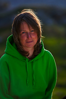 포토 JPG 해외이미지 모델 라이프스타일 웰빙 옷 여자 행복 유럽 얼굴 성공 바람 건강 한명 미소 사람 성인 야외 초록색 청춘 햇빛 태양 침묵 오픈 흥분 고립 해외202004 해외포토 자연요소 1 감정 나라 컬러 컨셉 날씨 표정 생활 신체부위 소리 파일형식 이미지허브