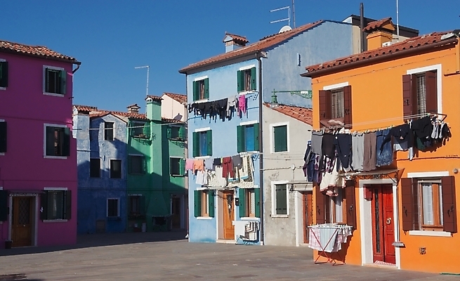 포토 JPG 해외이미지 유럽 섬 여행 건축양식 주택 사람없음 건물 물 파란색 컬러풀 페인트 이탈리아 운하 베네치아 석호 강렬 채널 해외202004 해외포토 자연요소 건축물 건축 나라 컬러 파일형식 이미지허브