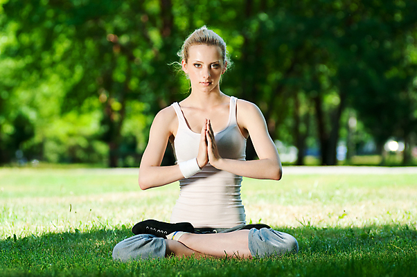 포토 JPG 해외이미지 나무 백인 1 계절 여자 행복 선 스포츠 다이어트 요가 자연 휴식 거리 건강 관리 한명 사람 앉기 20대 야외 운동복 운동 스트레칭 활발 에너지 자유 숲 유연 집중 연습 휴양지 바디케어 해외202004 해외포토 서양인 식물 웰빙 옷 감정 컨셉 모션 청년 장소 생태계 파일형식 이미지허브
