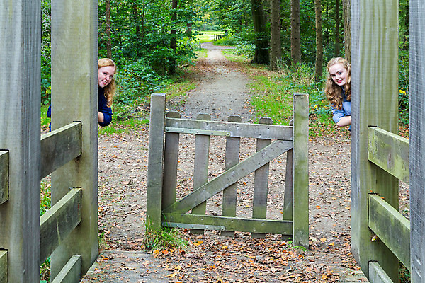 포토 JPG 해외이미지 나무 응시 계절 공원 길 얼굴 어린이 잎 2 장난 자국 자연 함께함 미소 웃음 사람 소녀 두명 목재 초록색 친구 울타리 청춘 걷기 기댐 우정 기쁨 하이킹 자유 가을 기둥 숲 오솔길 숨김 내추럴 루트 무료 수목 숨기 해외202004 해외포토 식물 시선 공공시설 여자 건축 감정 컬러 컨셉 재료 관계 모션 레저 표정 신체부위 담장 생태계 파일형식 이미지허브