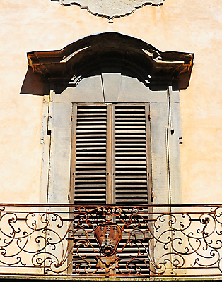 포토 JPG 해외이미지 유럽 무기 벽 건축양식 창문 주택 프레임 그림자 사람없음 야외 건물 장식 갈색 문 금속 이탈리아 수확 골동품 발코니 도시 그물 그리기 중세 역사 클래식 그늘 부식 창살 타운 조형 셔터 그런지 로마인 옛날 철강 토스카나 스타일 해외202004 해외포토 건축물 건축 나라 컬러 컨셉 농업 모션 재질 인종 파일형식 이미지허브