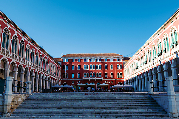포토 JPG 해외이미지 외관 유럽 문화 벽 여행 백그라운드 오렌지 우산 건축양식 휴가 거리 주택 풍경 사람없음 빨간색 여름 파란색 도시풍경 갈색 여행객 계단 맑음 궁전 카페 도시 센터 중세 역사 시장 건축가 지중해 메인 무역 아치 휴양지 정사각형 타운 크로아티아 단계 다리찢기 공화국 발칸반도 해외202004 해외포토 도형 직업 계절 건축 나라 산업 바다 컬러 고건축 과일 모션 날씨 사람 건물 상점 장소 파일형식 이미지허브