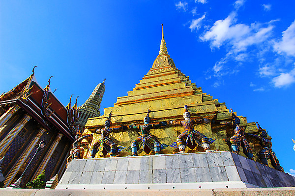 포토 JPG 해외이미지 주간 구름 종교 불교 창문 태국 하늘 휴가 미술 사람없음 파란색 빛 컬러풀 햇빛 태양 맑음 활발 궁전 흰색 사찰 황금 그늘 만족 수도원 강렬 해외202004 해외포토 자연요소 감정 아시아 컬러 컨셉 고건축 종교건축 날씨 문화예술 파일형식 이미지허브