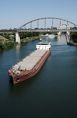 포토 JPG 해외이미지 유럽 파도 바다 교통시설 하늘 사람없음 물 파란색 강 항구 교수 화물 큼 나룻배 화물선 러시아 운하 네비게이션 유조선 채널 해외202004 해외포토 자연요소 나라 컬러 교통 배_교통 교사 운송업 크기 시설 파일형식 이미지허브