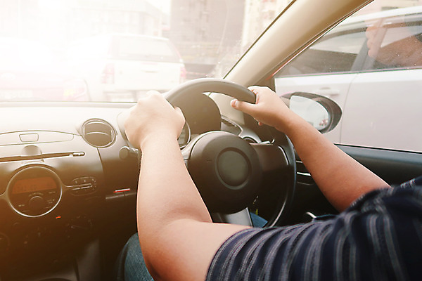 포토 JPG 해외이미지 구름 1 손 남자 도로 음료 여행 교통시설 모션 자동차 하늘 거리 실내 안전 사람 성인 사람없음 내부 빛 태양 어둠 운전 잡기 바퀴 고속도로 운전사 왼쪽 속도 보안 계기판 면허증 자동 제어 증명서 해외202004 해외포토 자연요소 직업 길 육상교통 교통 신체부위 방향 시설 면허 파일형식 이미지허브