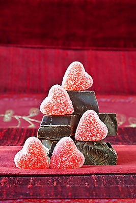 포토 JPG 해외이미지 감정 음식 컨셉 다이어트 휴가 디저트 발렌타인데이 사탕 사랑 이벤트 사람없음 빨간색 갈색 초콜릿 하트 마음 축하 직물 질감 젤리 고무 정물화 해외202004 해외포토 모양 컬러 데이이벤트 건강 그림 파일형식 이미지허브