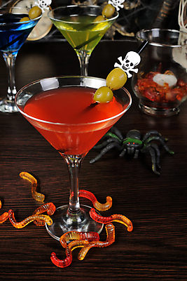 포토 JPG 해외이미지 음료 디저트 잔 실내 사람없음 할로윈 올리브 거미 젤리 지렁이 나무탁자 해외202004 해외포토 식기 열매 음식 곤충 탁자 내부 파일형식 이미지허브