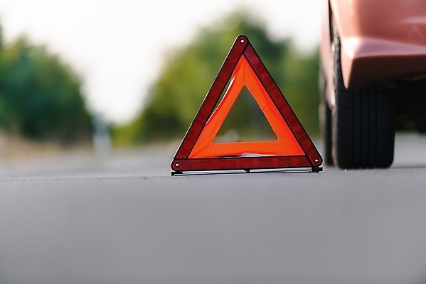 포토 JPG 해외이미지 주간 도로 자동차 사람없음 야외 아웃포커스 삼각형 위험 타이어 비상등 해외202004 해외포토 자연요소 도형 길 육상교통 컨셉 교통시설 촬영기법 파일형식 이미지허브