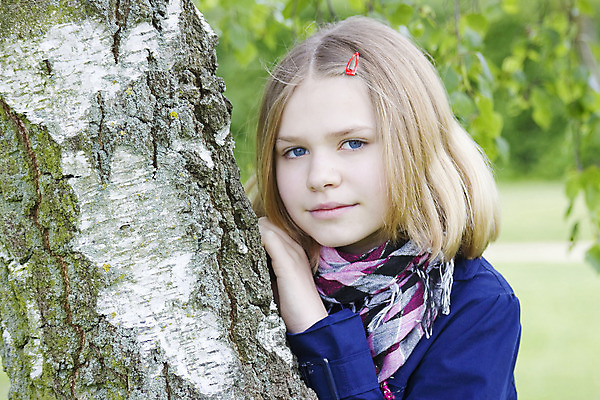 포토 JPG 해외이미지 나무 백인 손 응시 공원 유럽 얼굴 어린이 생각 자연 한명 서기 미소 야외 10대 초록색 여름 청춘 금발 반사 희망 봄 코트 흰색 명상 만족 자작나무 배려 지능 몽환 해외202004 해외포토 서양인 식물 1 헤어스타일 시선 계절 공공시설 감정 나라 컬러 컨셉 모션 청소년 표정 사람 신체부위 외투 생태계 파일형식 이미지허브