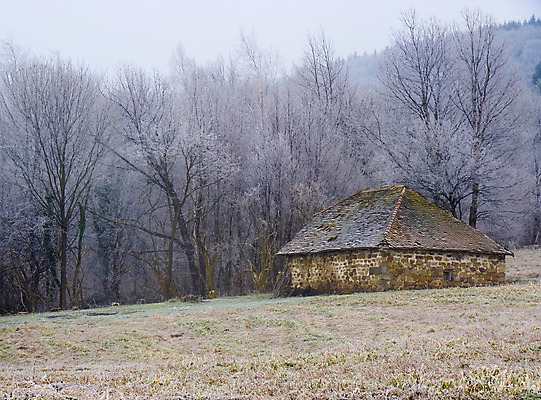 포토 JPG 해외이미지 나무 외관 계절 겨울 건축양식 자연 날씨 산 주택 풍경 사람없음 야외 건물 농장 환경 안개 바위 농촌 시골 숲 땅 시골집 서리 수납 산악지대 외양간 옛날 해외202004 해외포토 식물 건축물 건축 농업 돌_바위 생태계 파일형식 이미지허브
