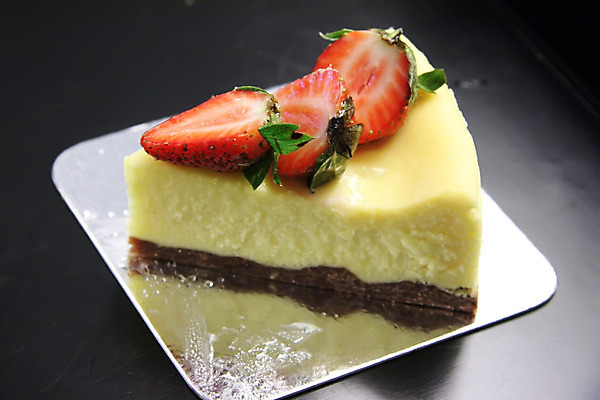 포토 JPG 해외이미지 접시 음식 조각 딸기 디저트 치즈 사람없음 케이크 얼음 먹기 크림 슬라이스 바닐라 해외202004 해외포토 자연요소 식기 과일 모션 유제품 파일형식 이미지허브