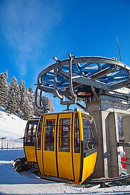 포토 JPG 해외이미지 나무 구름 라이프스타일 유럽 지구 여행 겨울 자연 하늘 스키 산 그림자 풍경 사람없음 야외 파란색 태양 평화 맑음 얼음 추위 흰색 황무지 고급 숲 크리스탈 가루 스위스 서리 알프스 썰매 썰매타기 절정 파라다이스 눈내림 해외202004 해외포토 자연요소 식물 계절 나라 컬러 컨셉 날씨 겨울스포츠 눈_날씨 생활 전통놀이 광석 생태계 파일형식 이미지허브