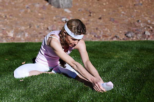 포토 JPG 해외이미지 백인 라이프스타일 공원 여자 얼굴 스포츠 신체 요가 휴식 건강 관리 한명 사람 성인 초록색 운동 머리 활발 고통 에너지 슬픔 흰색 고독 질병 유연 날씬함 연습 체육관 체조 우울증 해외202004 해외포토 서양인 1 웰빙 공공시설 감정 컬러 컨셉 의학 생활 신체부위 몸매 파일형식 이미지허브