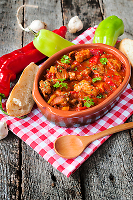 포토 JPG 해외이미지 전통 접시 음식 빵 백그라운드 토마토 고추 양파 콩 주택 감자 파프리카 파슬리 육류 요리 사람없음 목재 빨간색 초록색 갈색 숟가락 식사 저녁식사 소고기 흰색 신선 뜨거움 사발 맛 수프 농부 수증기 향신료 국자 매움 서빙 후추 점심식사 기본 다진 입가심 해외202004 해외포토 나무 직업 식기 컬러 컨셉 채소 식재료 재료 주방용품 곡류 수저 건물 사기그릇 향미료 파일형식 이미지허브