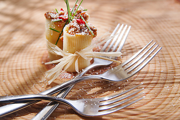 포토 JPG 해외이미지 리본 포크 실내 사람없음 이탈리아음식 묶기 나무배경 해외202004 카넬로니 해외포토 식기 백그라운드 모션 파스타 서양음식 내부 파일형식 이미지허브