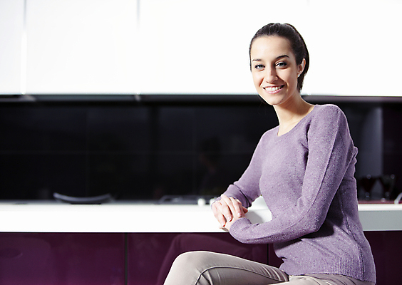 포토 JPG 해외이미지 응시 여자 행복 커피 청소년 실내 한명 서기 20대 성인 인테리어 신선 긍정 개성 여자만 여자한명만 해외202004 해외포토 1 디자인 시선 감정 음료 컨셉 모션 사람 청년 내부 파일형식 이미지허브