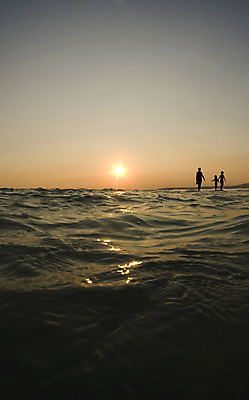 포토 JPG 해외이미지 여자 남자 실루엣 물결 어린이 모래 파도 바다 백그라운드 오렌지 가족 자연 하늘 엄마 바닥 소년 성인 사람없음 물 파란색 태양 노란색 환경 일몰 광선 황금 질감 소금물 플로리다 해외202004 해외포토 자연요소 컬러 과일 관계 촬영기법 사람 노을 미국 생태계 파일형식 이미지허브