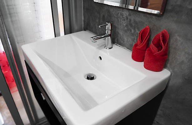 포토 JPG 해외이미지 디자인 벽 가구 건축양식 호텔 새로움 아파트 주택 실내 사람없음 내부 장식 물 금속 목욕 거울 방 젖음 욕실 흰색 도자기 사발 재산 고급 우아함 빨래 은색 타일 묘사 싱크대 수도꼭지 화장실 비누 대야 변기통 위생관리 스타일 해외202004 해외포토 자연요소 건축 컬러 생활용품 컨셉 가사 재질 숙소 관리 건물 금융 위생용품 청결 사기그릇 개수대 파일형식 이미지허브