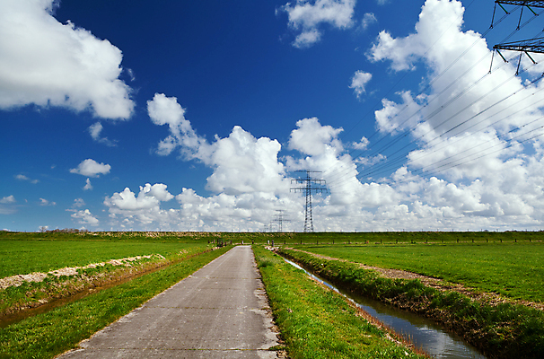 포토 JPG 해외이미지 구름 도로 길 여행 밭 자연 하늘 날씨 풍경 사람없음 야외 초록색 파란색 자전거 흰색 플랫 방향 네덜란드 봉 방법 평야 수평선 해외202004 해외포토 자연요소 유럽 컬러 농업 교통시설 바이크 생태계 파일형식 이미지허브