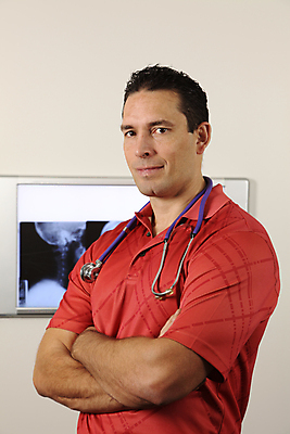 포토 JPG 해외이미지 백인 직업 응시 남자 엑스레이 건강 병원 한명 사람 성인 약 진료 의사 광선 X 지압 필름 방사선 해외202004 해외포토 서양인 1 알파벳 시선 의학 의료진 마사지 파일형식 이미지허브