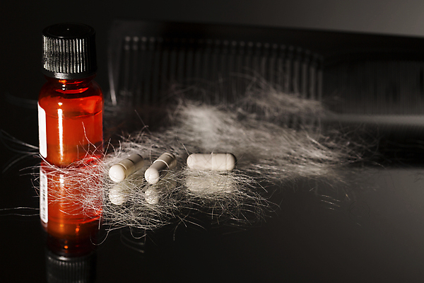 포토 JPG 해외이미지 검은배경 사람없음 뷰티 알약 머리카락 머리빗 약병 두피케어 치료제 탈모 탈모클리닉 해외202004 탈모예방 해외포토 백그라운드 약 머리 검은색 미용용품 예방 클리닉 헤어관리 증상 병_담는 파일형식 이미지허브