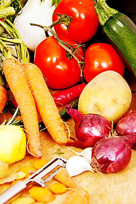 포토 JPG 해외이미지 웰빙 토마토 채소 고추 감자 실내 마늘 사람없음 당근 신선 유기농 애호박 감자칼 적양파 갈색배경 해외202004 해외포토 백그라운드 호박 양파 뿌리채소 내부 갈색 칼 파일형식 이미지허브