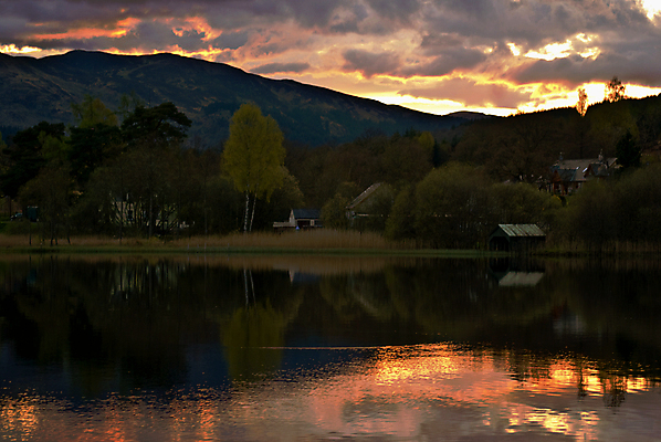 포토 JPG 해외이미지 구름 호수 여행 자연 하늘 휴가 영국 풍경 경사 사람없음 야외 물 반사 일몰 시골 황무지 언덕 산악지대 스코틀랜드 해외202004 해외포토 자연요소 유럽 산 노을 생태계 파일형식 이미지허브