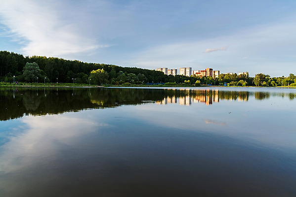 포토 JPG 해외이미지 나무 1 공원 호수 건축양식 학교 자연 하늘 풍경 사람없음 건물 물 여름 빛 강 반사 맑음 일몰 연못 도시 소나무 잠 저녁 숲 친환경 러시아 지역 모스크바 생태학 해외202004 해외포토 자연요소 식물 건축물 계절 공공시설 교육 건축 유럽 날씨 노을 환경 야간 생태계 파일형식 이미지허브