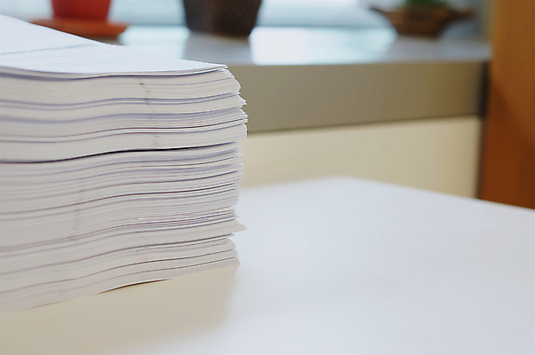 포토 JPG 해외이미지 종이 컨셉 비즈니스 스트레스 직장 사람없음 금융 사무실 쌓기 쪽지 자료 흰색 업무 큼 편지 수집 책상 보고서 준비 서식 문서 파일 바쁨 폴더 증거 페이지 수납 질서 시트 흙더미 많음 해외202004 해외포토 컬러 가구 회사 모션 경제 흙 예절 작업 크기 파일형식 더미 이미지허브