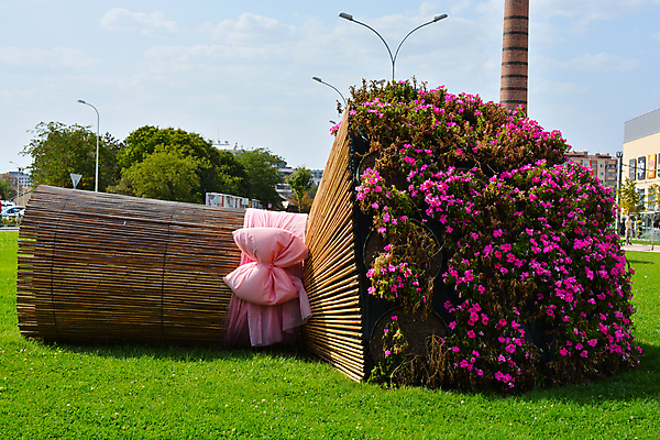 포토 JPG 해외이미지 구름 공원 꽃 리본 분홍색 꽃다발 하늘 거리 말하기 설명 사람없음 장식 빨간색 초록색 태양 조각상 제비꽃 천연기념물 해외202004 해외포토 자연요소 식물 공공시설 컬러 모션 조형물 파일형식 이미지허브