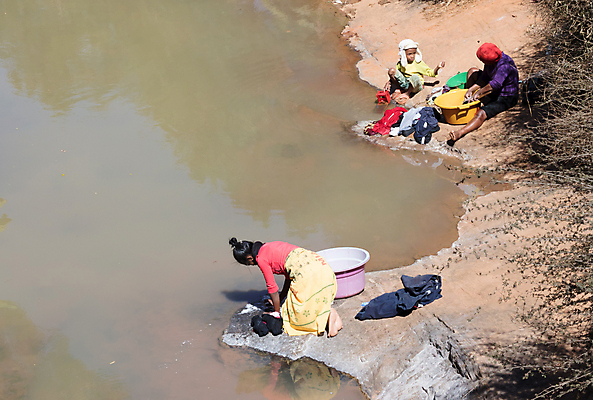 포토 JPG 해외이미지 옷 어린이 여행 아프리카 사람 풍경 사람없음 강 컬러풀 장난감 원주민 빨래 숲 짐차 마다가스카르 해외202004 해외포토 나라 컬러 가사 자동차 아프리카인 파일형식 이미지허브