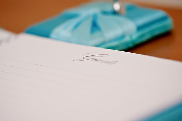 포토 JPG 해외이미지 결혼 탁자 선물 이벤트 사람없음 책 파란색 펜 금속 흰색 사인 청록색 결재 해외202004 해외포토 컬러 가구 비즈니스 재질 필기구 파일형식 이미지허브