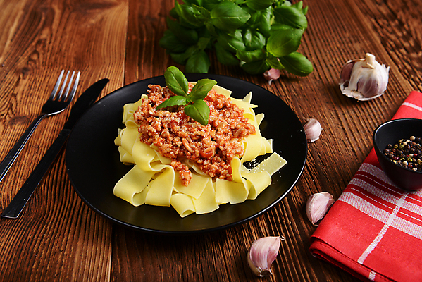 포토 JPG 해외이미지 전통 접시 음식 백그라운드 잎 토마토 재료 부분 치즈 함께함 파스타 마늘 스파게티 육류 요리 사람없음 목재 빨간색 초록색 주방 식당 식사 저녁식사 이탈리아 흰색 뜨거움 클래식 맛 국수 올리브 바질 점심식사 다진 마카로니 볼로냐 탄수화물 탈리아텔레 해외202004 해외포토 나무 식물 식기 열매 유럽 컬러 컨셉 채소 식재료 유제품 서양음식 상점 면류 파스타면 파일형식 이미지허브