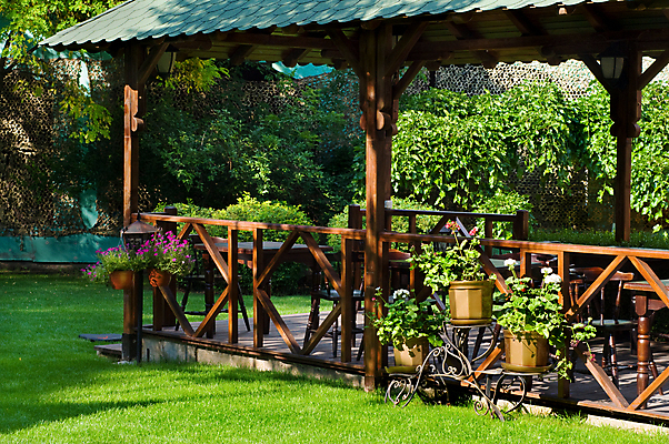 포토 JPG 해외이미지 나무 식물 라이프스타일 꽃 가구 의자 탁자 지붕 휴식 거리 앉기 사람없음 야외 목재 장식 초록색 여름 울타리 금속 식당 정원 맑음 식사 봄 카페 바 냄비 철 원예 카페테리아 뒤뜰 심기 제라늄 스타일 해외202004 해외포토 계절 컬러 생활용품 컨셉 재료 모션 재질 날씨 취미 생활 담장 상점 솥 파일형식 이미지허브