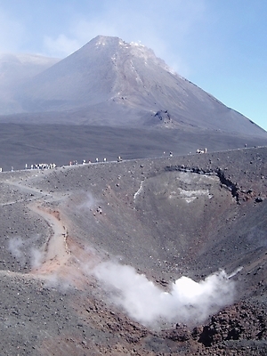 포토 JPG 해외이미지 구름 불 휴가 산 흡연 파노라마 사람없음 여름 이탈리아 뜨거움 연기 정상 수증기 폭발 언덕 화산 분화구 용암 가스 산봉우리 웅장함 재 절정 지질 지질학 해외202004 해외포토 자연요소 계절 교육 유럽 담배 촬영기법 봉우리 파일형식 이미지허브