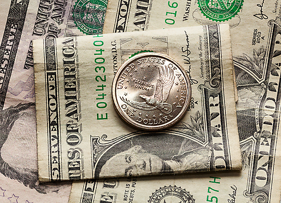 포토 JPG 해외이미지 디자인 종이 백그라운드 지폐 돈 패턴 추상 사람없음 빛 반사 노란색 달러 금속 동전 미국 자유 재산 황금 심볼 순수 보안 투자 금괴 계산서 고체 옛날 워싱턴 접기 해외202004 해외포토 컬러 컨셉 북아메리카 무늬 비즈니스 모션 재질 안전 금융 파일형식 이미지허브