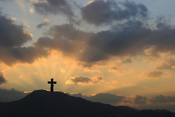 포토 JPG 해외이미지 구름 실루엣 기독교 종교 십자가 오렌지 아침 불꽃 부활절 산 따뜻함 풍경 사람없음 빛 태양 일출 일몰 광선 예수 영혼 언덕 희생 방사선 신앙심 해외202004 해외포토 주간 자연요소 기념일 과일 불 촬영기법 노을 신_종교 파일형식 이미지허브