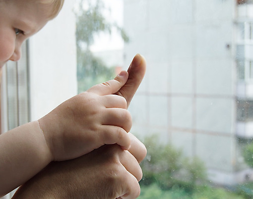 포토 JPG 해외이미지 손 여자 남자 아들 할머니 어린이 컨셉 가족 엄마 사랑 안전 사람 소년 성인 사람없음 친구 걷기 터치 자유 잡기 보호 작음 가정교사 돌봄 옛날 입양 지원 천진난만 해외202004 해외포토 노년 감정 관계 모션 신체부위 교사 크기 파일형식 이미지허브