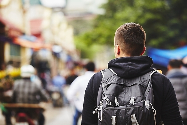 포토 JPG 해외이미지 백인 라이프스타일 아시아 여행 가방 배낭 휴가 거리 한명 사람 성인 야외 뒷모습 관광지 쇼핑 세일 여행객 상점 산책 도시 시장 군중 고객 바쁨 베트남 시티라이프 지역 타운 백패커 해외202004 해외포토 서양인 1 잡화 나라 뷰포인트 휴식 생활 동남아시아 파일형식 이미지허브